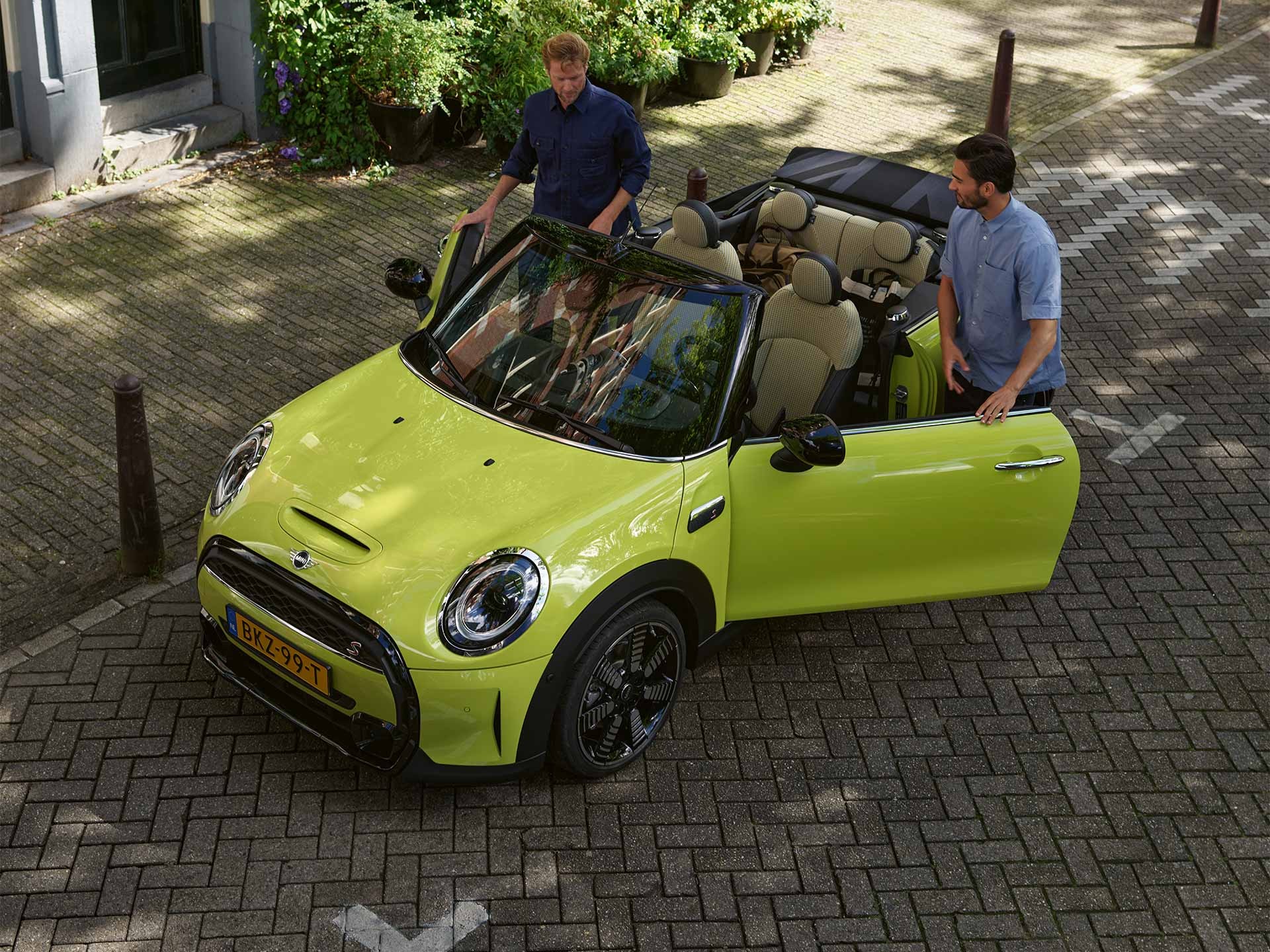 MINI Cabrio – amarelo – vista frontal MINI Cabrio – amarelo – vista frontal